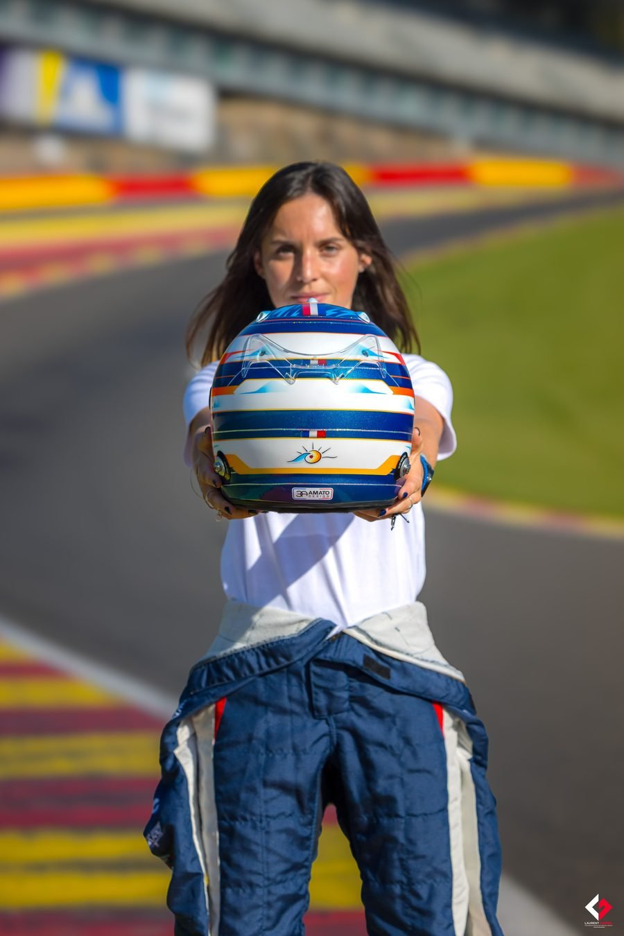 Chloé Helary présente face à l'objectif son casque 2026, vue arrière