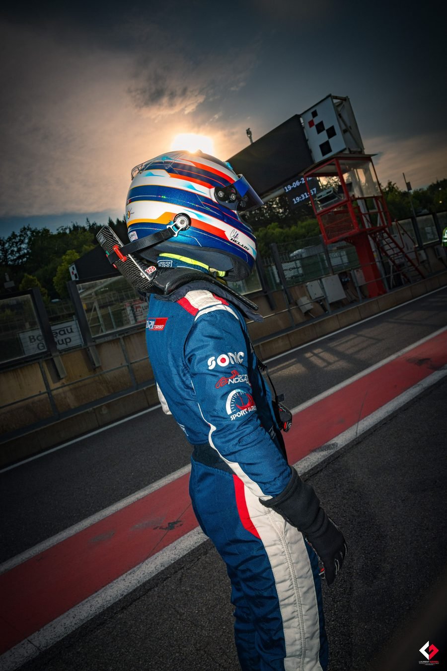 Profil droit du casque dans la pit-lane au coucher du soleil